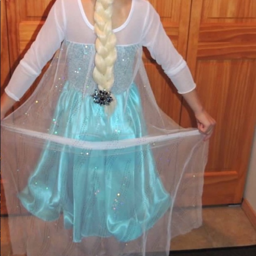 Elsa costume sz 7-8, with attached cape